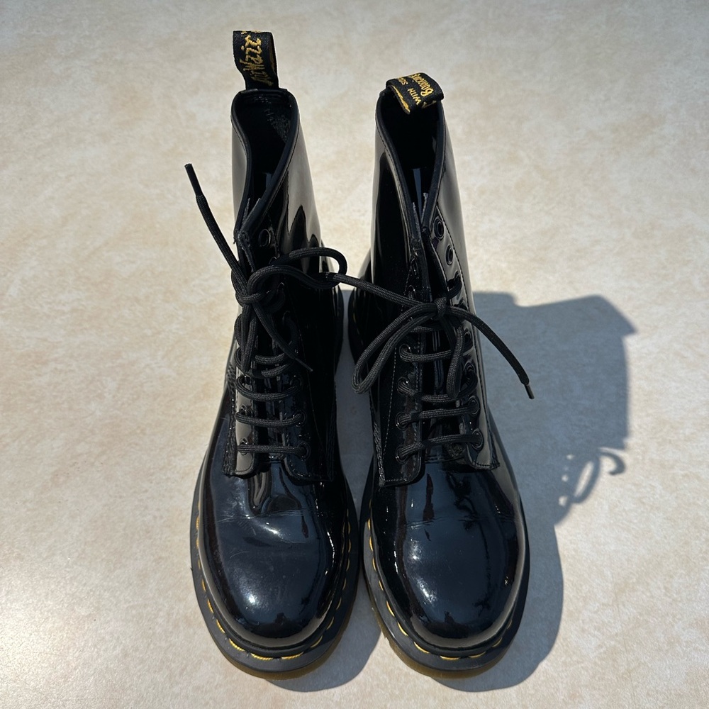 🎉FLASH SALE🎉 Dr. Martens Classic Patent Leather Combat Boots - Picture 2 of 7